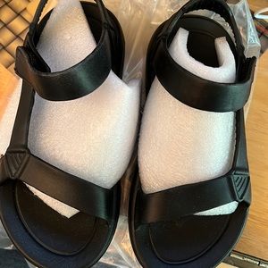 Kids lightweight sandals, size 33 (size 1.5 US)